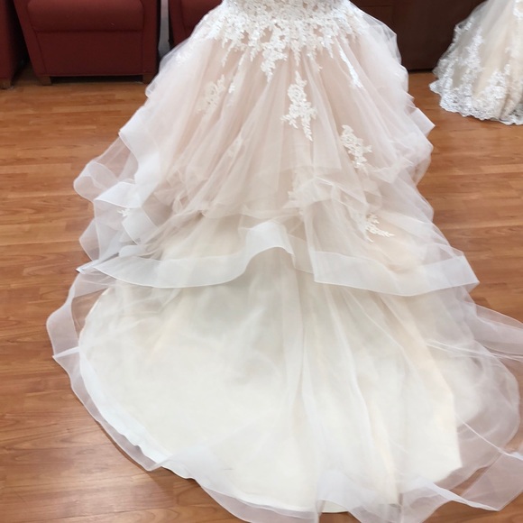 ⭐️SOLD⭐️ Ivory-champagne wedding gown with faux pearls - Picture 6 of 8